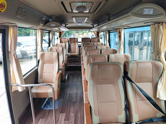 YuTong est une mini-autocar de 19 places diesel avec transmission manuelle.