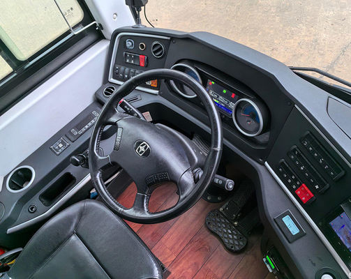 Autobus long de 48 places avec vitesse maximale de 100 km/h et transmission manuelle modèle utilisé