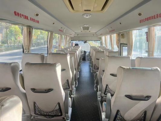 Le Roi Blanc Dragon utilise des bus commerciaux à essence diesel avec 2 portes