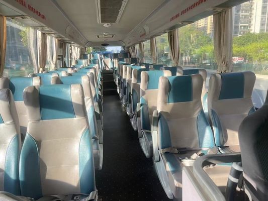 Le Roi Blanc Dragon utilise des bus commerciaux à essence diesel avec 2 portes