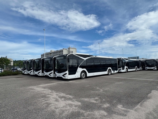 Un bus urbain d'occasion neuve de 30 places, de 12 mètres, entièrement électrique.
